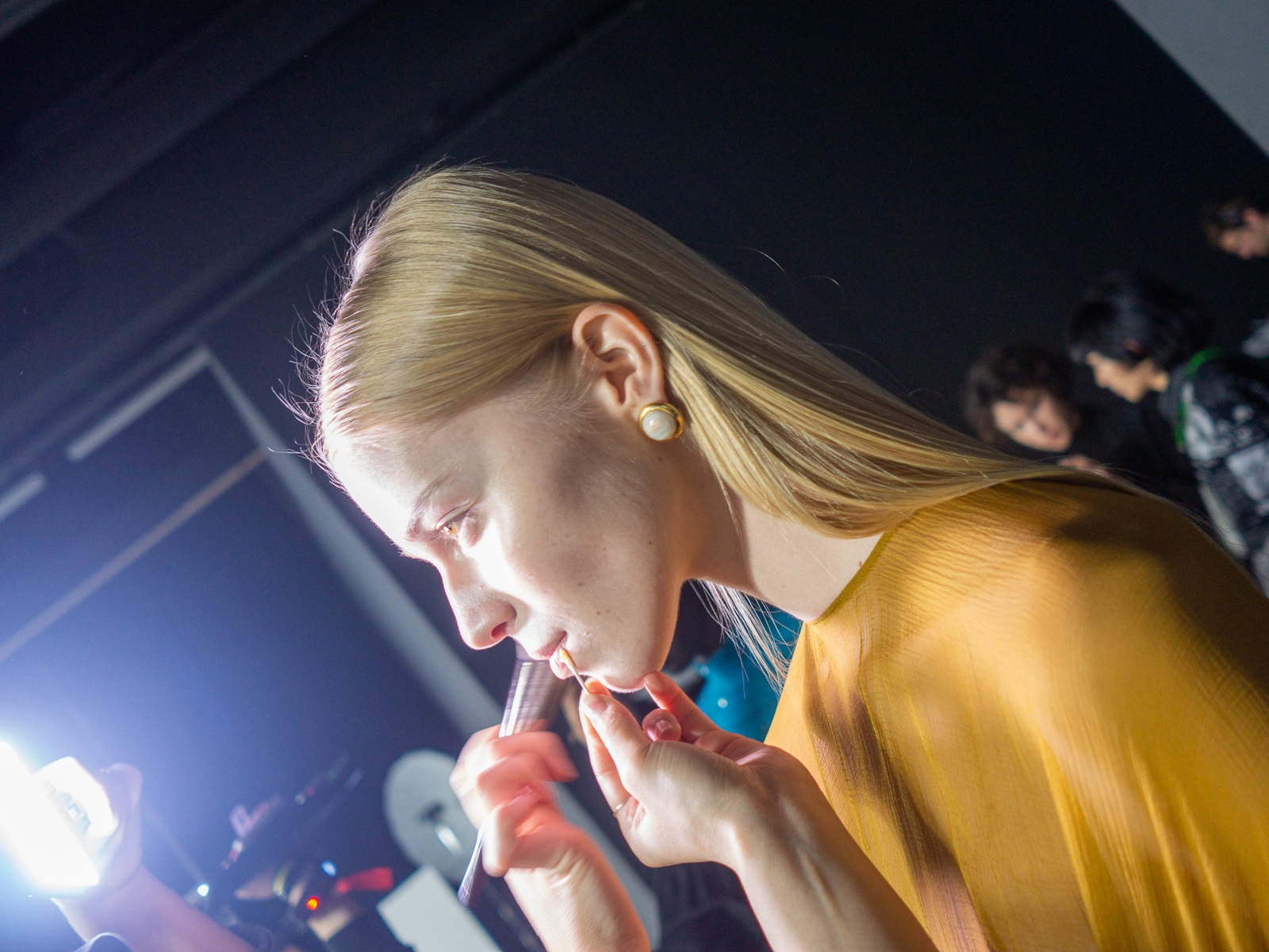 Il quiet luxury nel beauty: il reportage dal backstage di Ferragamo