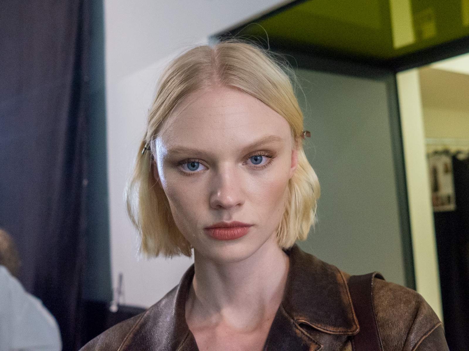 Il beauty look elegante e femminile di Alberta Ferretti: il racconto dal backstage