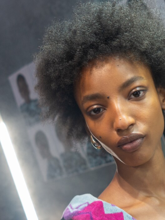 Glassy ed essenziale: il beauty look nel backstage di Missoni