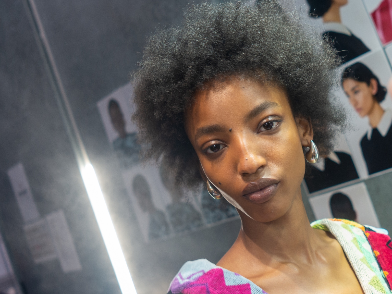 Glassy ed essenziale: il beauty look nel backstage di Missoni