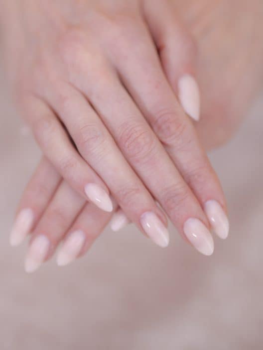 Jelly-Milk Nails, il lato soft delle unghie “gelatinose”