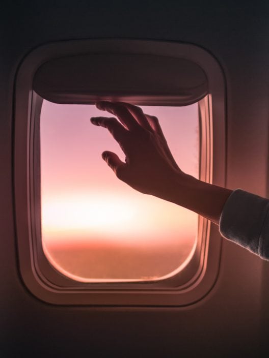 Skincare in aereo: tutti i consigli per una routine in volo 