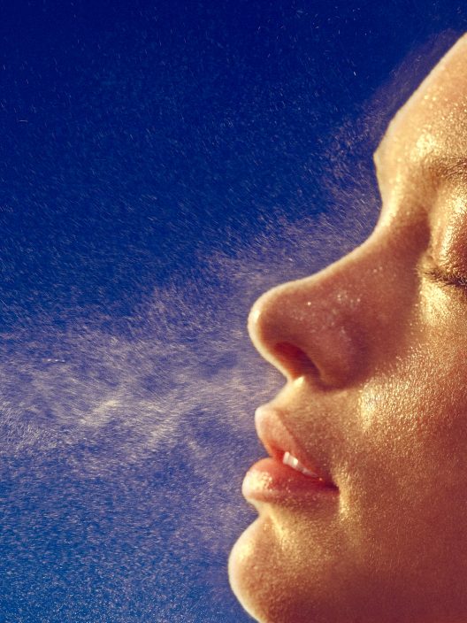 L’acqua spray rinfrescante è il tuo must irrinunciabile di questa torrida estate