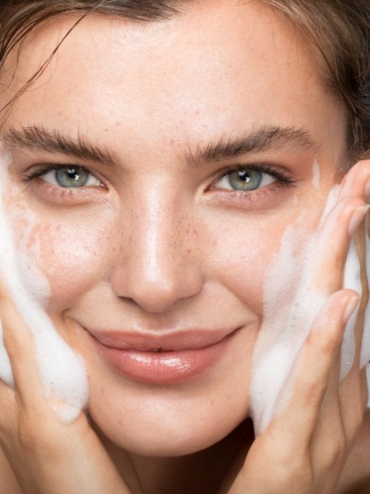 Powder cleanser: la soluzione ideale per la tua skincare in vacanza