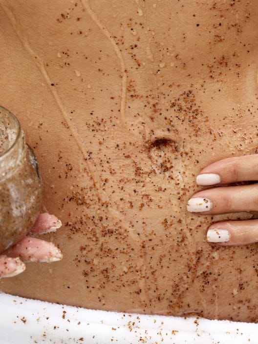 Pelle liscia e luminosa: i migliori scrub corpo da provare