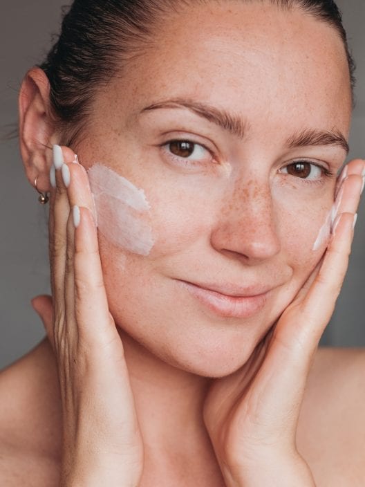 Less is more: la skincare torna minimale. Come rendere essenziale e semplice la tua routine