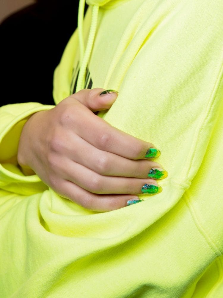 unghie-estive-verde-fluo