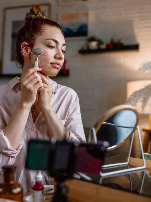 Routine di skincare efficace per la pelle a tendenza acneica: passaggi e ingredienti chiave