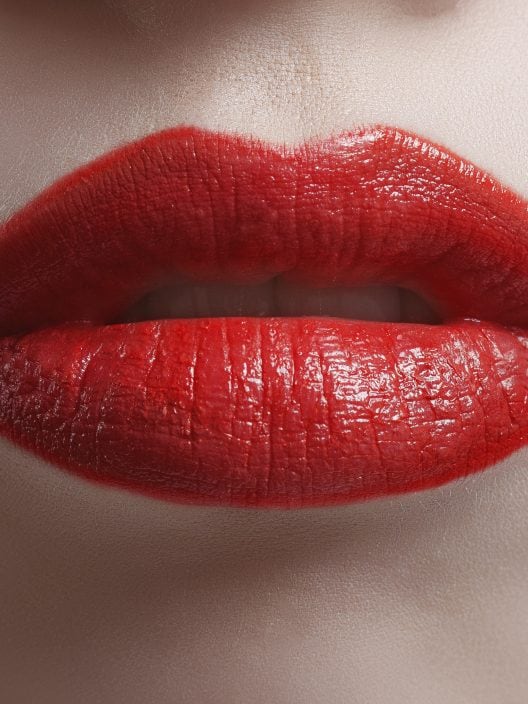 Il rossetto rosso di questo autunno è pieno e profondo