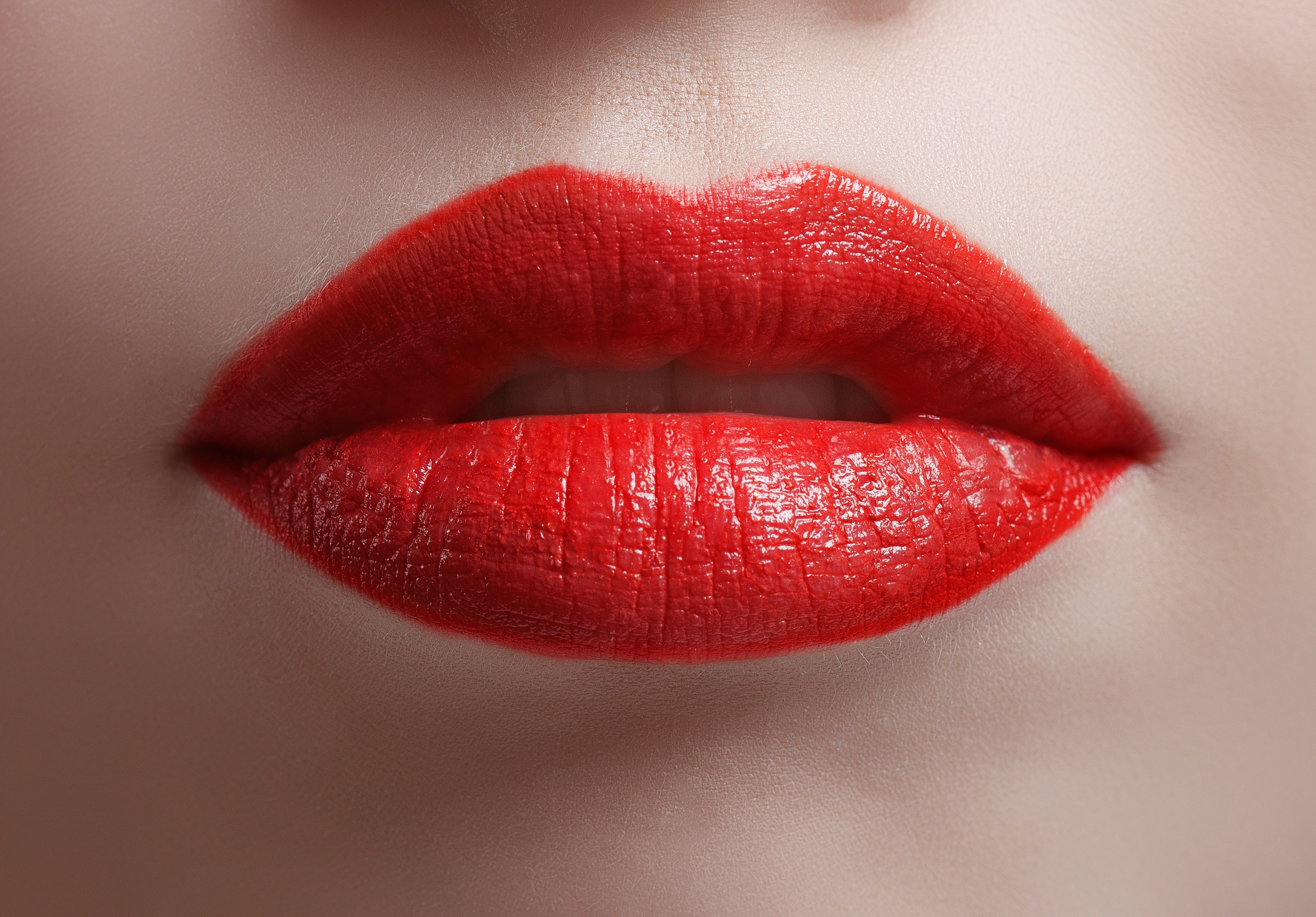 Il rossetto rosso di questo autunno è pieno e profondo